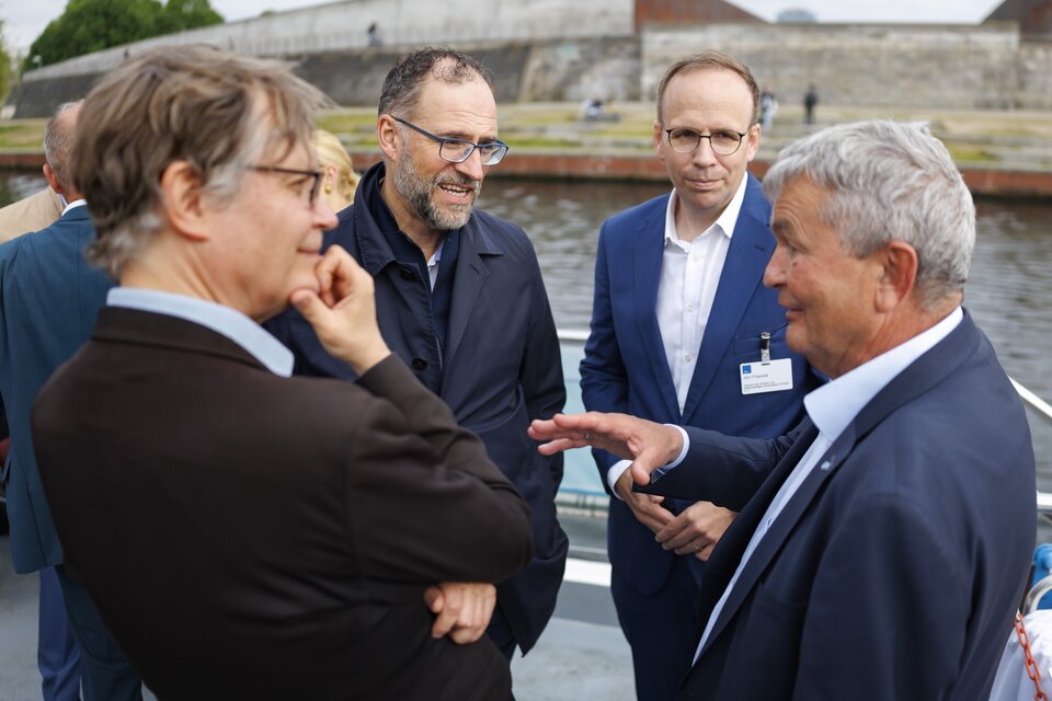 Auf der Spree: Unser Leiter Politik Jörn Freynick (2. von rechts) im Gespräch unter anderem mit Bertram Brossardt (HGF der vbw). 