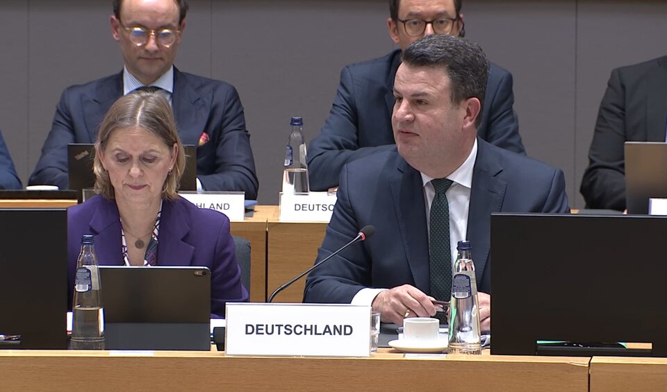 Bundesarbeitsminister Hubertus Heil (r.) bei der Abstimmung über die Plattform-Richtlinie der EU