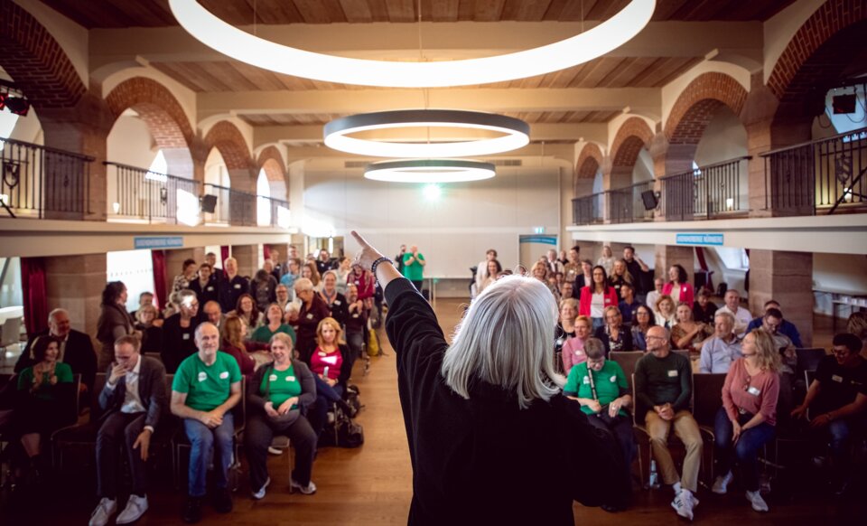 Mit jeder Menge Energie und guter Laune moderierte uns Doris Schuppe durchs diesjährige Barcamp beim VGSD-Netzwerktreffen 2026.