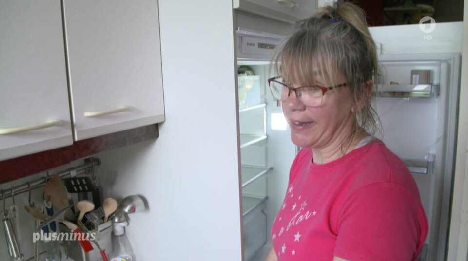 "Kein Geld, kein Essen": Daniela Ullrich vor ihrem leeren Kühlschrank, Screenshot (auf Foto klicken, um Beitrag anzuschauen)