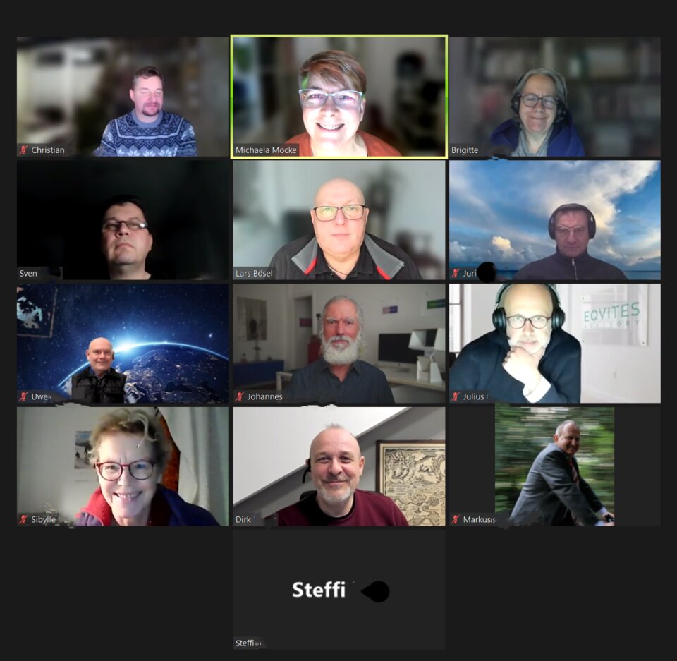 Viele fröhliche Gesichter fanden sich auf Zoom ein. Die Mission: Ideen für die Gestaltung künftiger Treffen sammeln. 