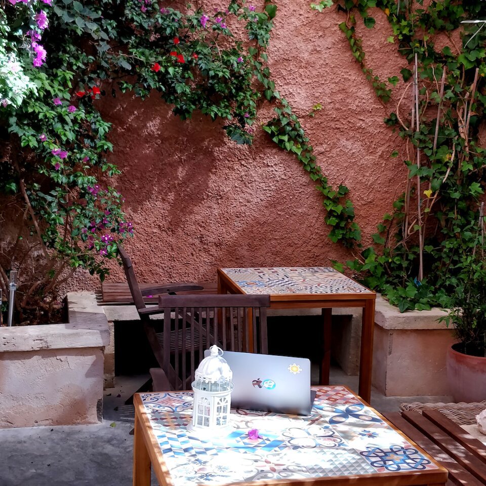 Idylle mit High Speed Internet: Doris' Lieblingsplatz im Patio von Rayaworx.
