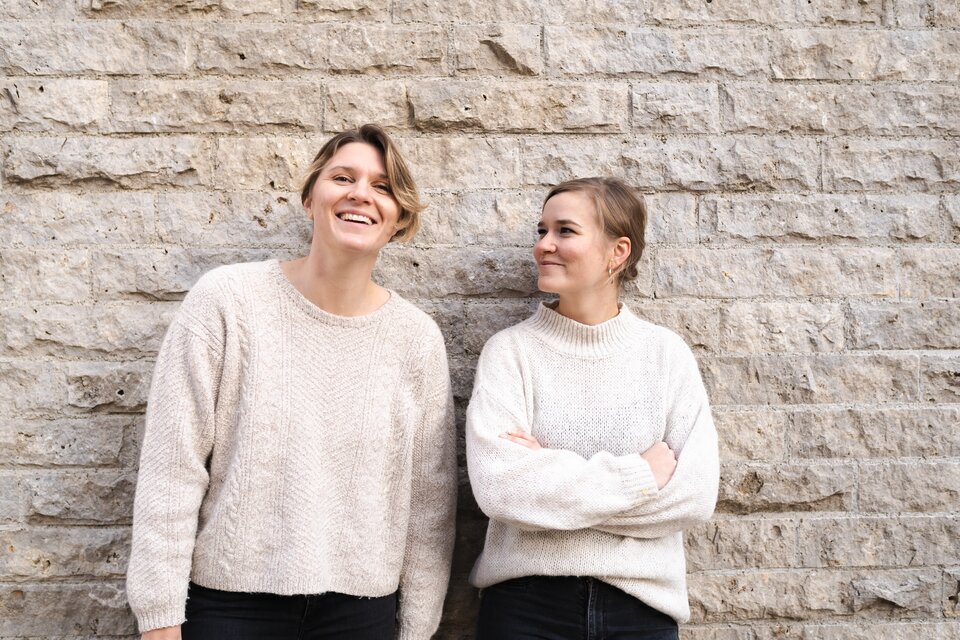 Die beiden Sozialpädagoginnen Magdalena (links) und Anni (rechts) haben im Frühjahr 2023 ihr eigenes Bestattungsunternehmen "plan b." eröffnet.