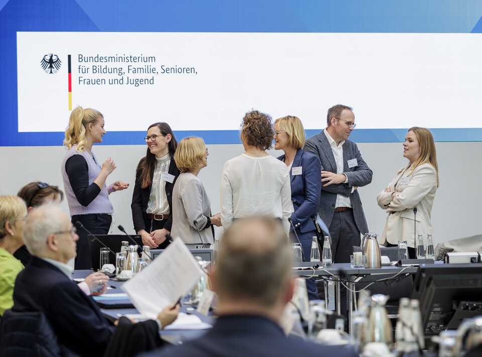 Im VGSD Politik-Tagebuch findest du regelmäßige Updates zu unserer politischen Arbeit. Hier: Unser Leiter Politik Jörn Freynick (2. von rechts) im Gespräch bei einer Anhörung zum Thema Mutterschutz.