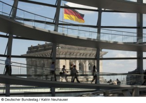 Blick in die Kuppel des Reichstagsgebäude. Besucher laufen den Kuppelgang entlang. Turm, Fahne, Flagge, Deutschlandflagge, Reichstagskuppel Ordnungsnummer: 2534419 Ereignis: Liegenschaften, Architektur Gebäude / Gebäudeteil : Reichstagsgebäude, Kuppel Nutzungsbedingungen: http://www.bundestag.de/bildnutz Es werden nur einfache Nutzungsrechte eingeräumt, die ein Recht zur Weitergabe der Nutzungsrechte an Dritte ausschließen.