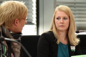 Kristin Müller (rechts) im Gespräch mit MdB Maria Klein-Schmeink, der gesundheitspolitischen Sprecherin der Grünen, die das Panel II moderierte