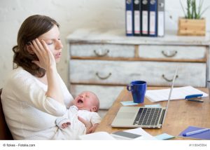 Viele Frauen machen sich nach der Geburt eines Kindes selbstständig – und bekommen angesichts der Abgabenbelastung einen Schock. Bild: fizkes – Fotolia