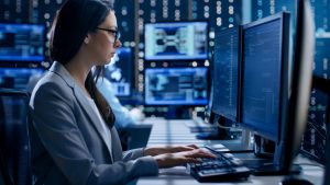 Im Bitkom-Sektor arbeiten bereits knapp 1,1 Millionen Menschen – Tendenz steigend. Foto: Gorodenkoff – Fotolia